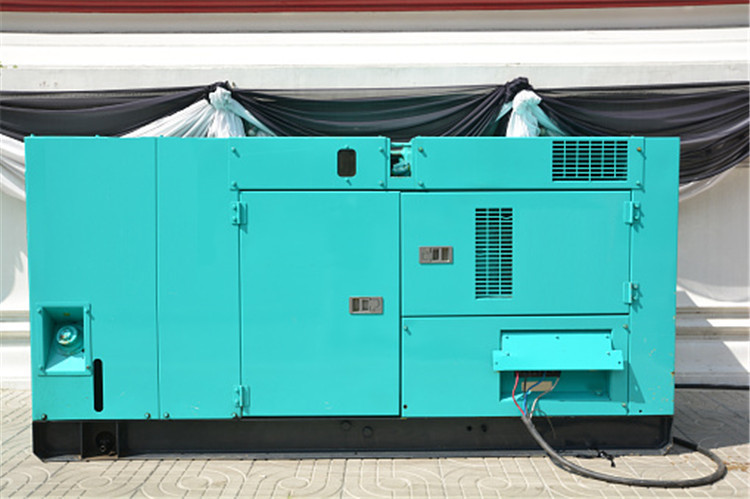500 kW-os hangszigetelt dízel generátor 13